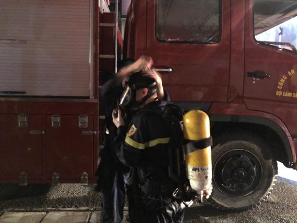 42 4 Nhan Chung Vu Chay Cua Hang Bim O Ha Noi Ke Lai Canh Tuong Kinh Hoang Trong Dem Moi Nguoi Ho Hoan Bo Chay Toi Chi Kip Dua Me Gia Ra Khoi Nha