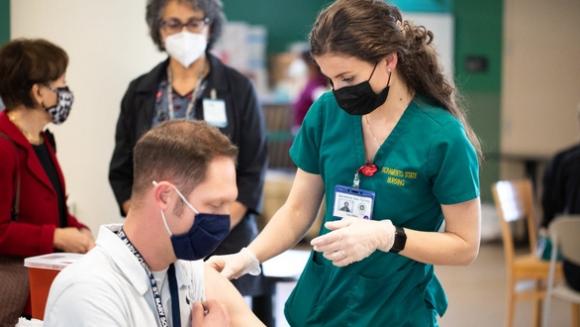 42 1 Truong Hoc My Chuan Bi Mo Cua Tro Lai Nho Tiem Du Vac Xin