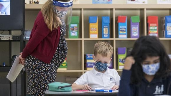 42 2 Truong Hoc My Chuan Bi Mo Cua Tro Lai Nho Tiem Du Vac Xin