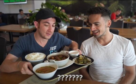 42 1 Ghe Tham Pho Cua Nguoi Viet Nam O Sec Nguoi Nuoc Ngoai Mat Chu O Mom Chu A Tuong Dang O Ha Noi