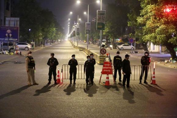 42 2 Campuchia Tam Giu Si Quan Quan Doi Lai Xe Rolls Royce Cho 3 Nguoi Trung Quoc Nghi Tron Cach Ly