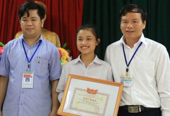 Nữ sinh nhặt được tài sản 500 triệu đồng: 'Nhớ lời dạy của ông bà, em đứng im chờ người đánh mất quay lại tìm'