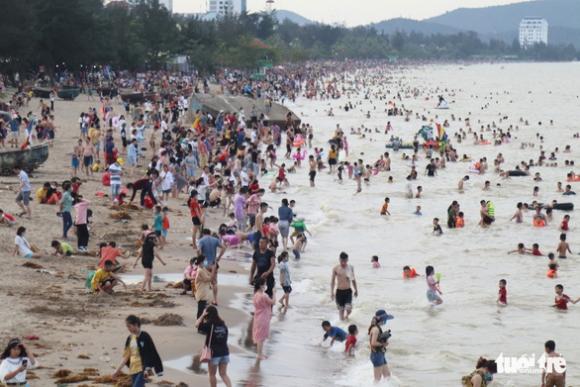 42 1 Hang Van Nguoi Ve Cua Lo Tam Bien Nhieu Nguoi Quen Deo Khau Trang