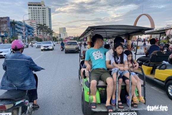 42 2 Hang Van Nguoi Ve Cua Lo Tam Bien Nhieu Nguoi Quen Deo Khau Trang