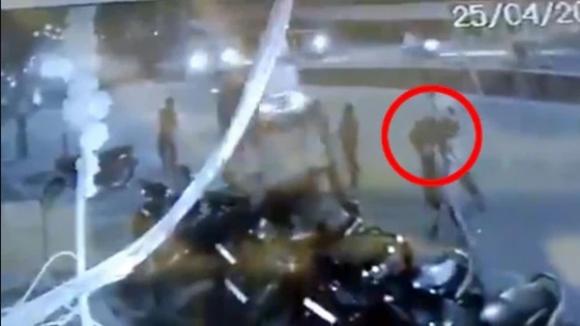 42 2 Hinh Anh Gay Soc O An Do Nguoi Phu Nu Guc Chet Tai Ga Tau Vi Covid 19 Chong Vac Xac Vo Chet Tren Vai Tim Den Noi Hoa Tang