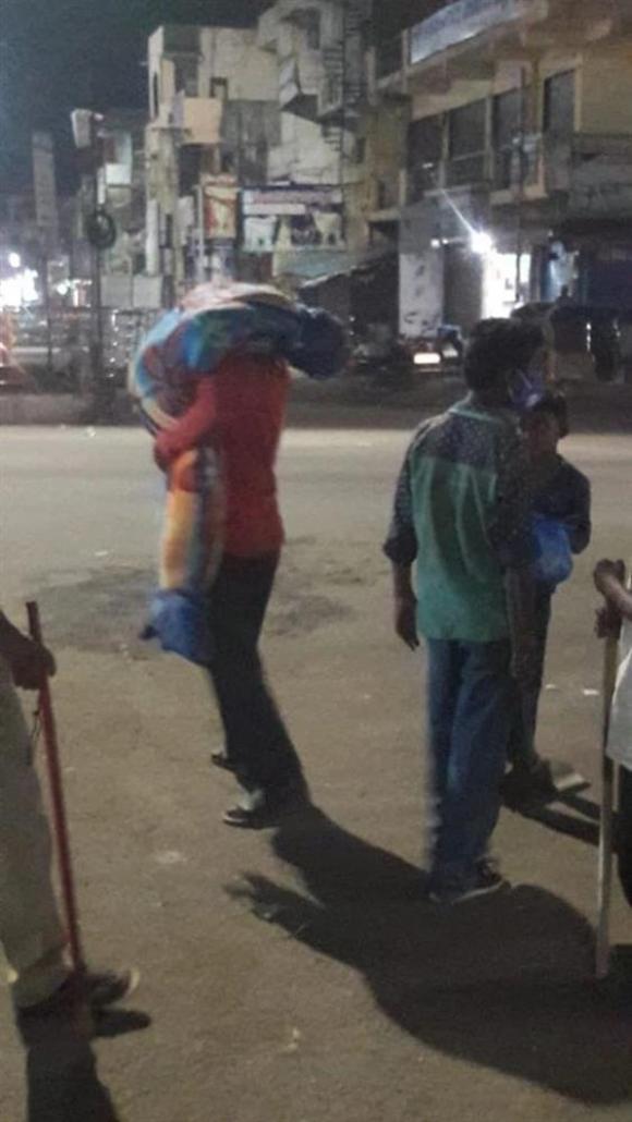 42 3 Hinh Anh Gay Soc O An Do Nguoi Phu Nu Guc Chet Tai Ga Tau Vi Covid 19 Chong Vac Xac Vo Chet Tren Vai Tim Den Noi Hoa Tang