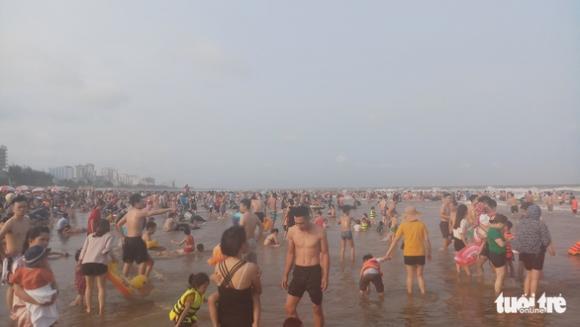 42 8 Hang Van Nguoi Ve Cua Lo Tam Bien Nhieu Nguoi Quen Deo Khau Trang