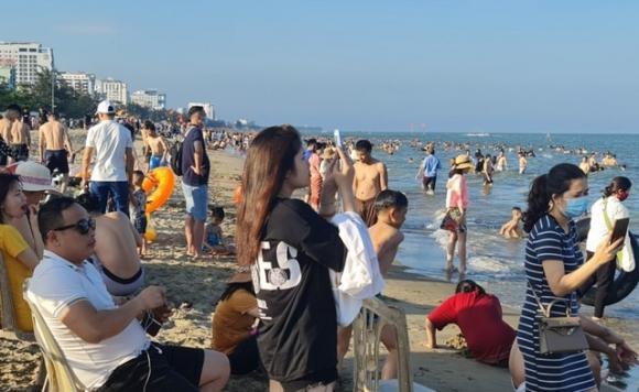 42 11 Sam Son Dao Chieu Du Khach Un Un Do Ve Bai Bien Ken Dac Nguoi