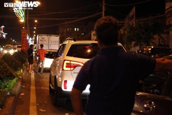 42 2 Un Tac Kinh Hoang Tai Cau Rach Mieu Tai Xe Kiet Suc Nhieu Nguoi Bo Xe Di Bo