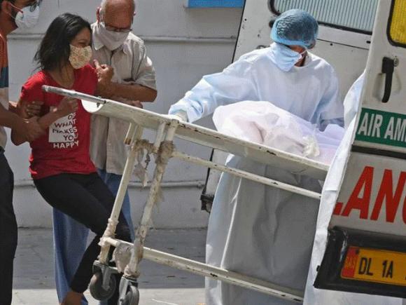 42 3 Tiep Tuc Loat Bi Kich Giua Tam Chan An Do Con Quy Lay Xin Oxy Cuu Me Cu Ong Nhuong Giuong Benh Cho Nguoi Tre Bang Cau Noi Toi Song Du Roi