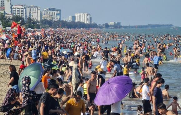 42 4 Sam Son Dao Chieu Du Khach Un Un Do Ve Bai Bien Ken Dac Nguoi