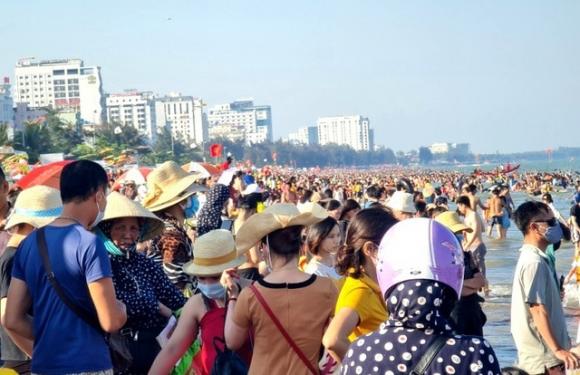 42 5 Sam Son Dao Chieu Du Khach Un Un Do Ve Bai Bien Ken Dac Nguoi