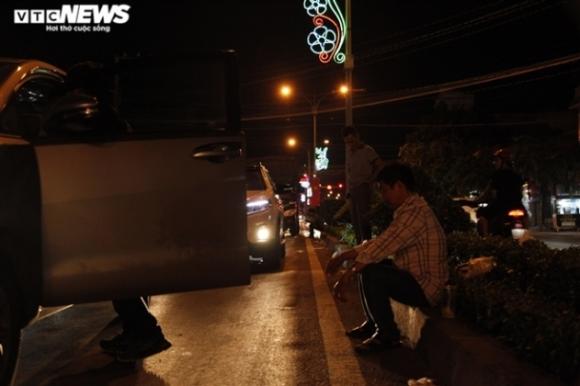 42 6 Un Tac Kinh Hoang Tai Cau Rach Mieu Tai Xe Kiet Suc Nhieu Nguoi Bo Xe Di Bo