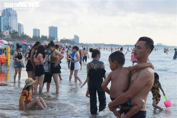 42 8 Anh Bien Vung Tau Dong Nghet Nguoi Du Khach Phot Lo Quy Dinh Deo Khau Trang