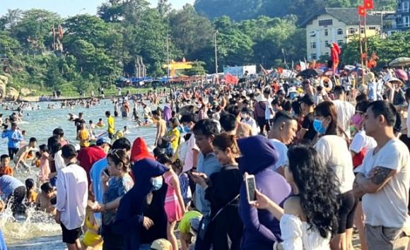 42 8 Sam Son Dao Chieu Du Khach Un Un Do Ve Bai Bien Ken Dac Nguoi