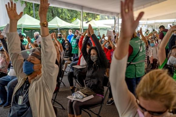 42 4 Mexico Moi Do Vat Tran An Nguoi Gia Di Tiem Vac Xin Covid 19