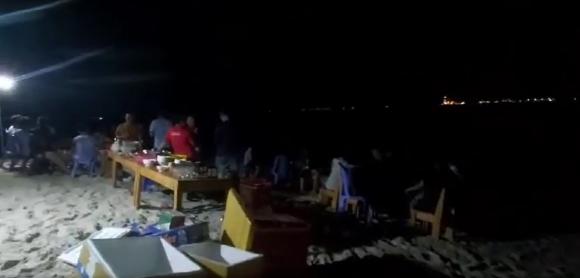 42 5 Binh Thuan Lam Ro Doan Khach Khong Deo Khau Trang Mo Tiec Tren Dao Hon Cau