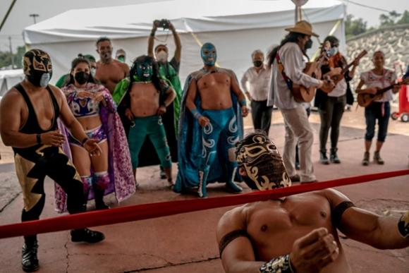 42 6 Mexico Moi Do Vat Tran An Nguoi Gia Di Tiem Vac Xin Covid 19