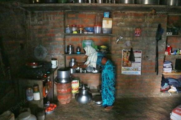 42 3 Thieu Hut Co So Y Te Chang Trai An Do Treo Tren Cay De Cach Ly Sau Khi Biet Minh Nhiem Covid 19