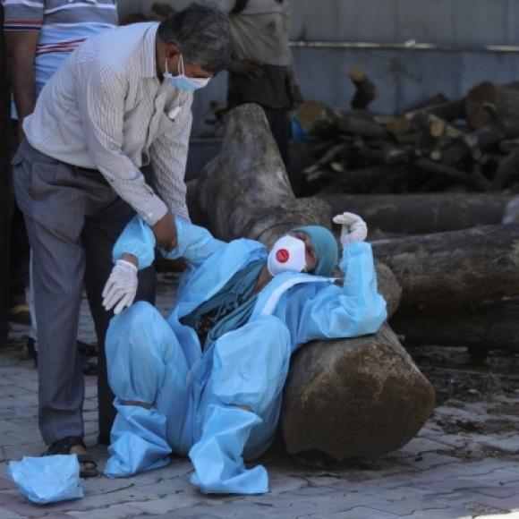 42 5 Thieu Hut Co So Y Te Chang Trai An Do Treo Tren Cay De Cach Ly Sau Khi Biet Minh Nhiem Covid 19