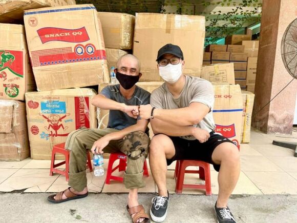 Những chàng trai xung phong vào tâm dịch