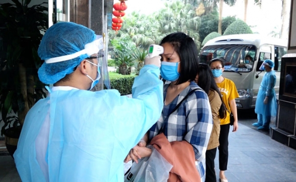 1 Khi Phai Cach Ly Tap Trung Nguoi Dan Se Tra Phi Gi