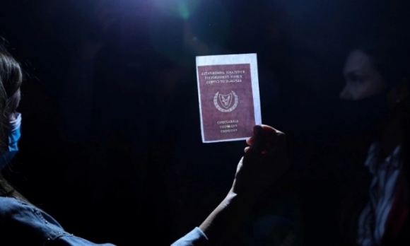 1 Hon Nua So Ho Chieu Vang Duoc Cyprus Cap Trai Phep