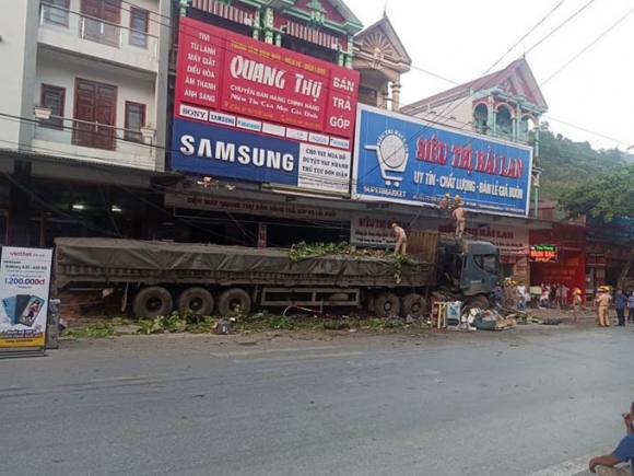 4 Tai Xe Container Danh Lai Cuu 2 Nguoi Nghien Nat Hang Chuc Xe May Xin Dung Nhan Tien Ho Tro