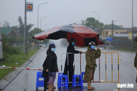 2 Ha Tinh Mua Lon Do Bao So 2 Tuyen Dau Chong Dich Bi Bom Doi Mua Truc Chot