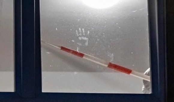 4 Phat Hien Chong Cu Co Tinh Moi Ba Me Ac Quy Giet Chet 5 Con Tho Buc Anh In Han Ban Tay Tren Cua Kinh Gay Am Anh Kho Ta