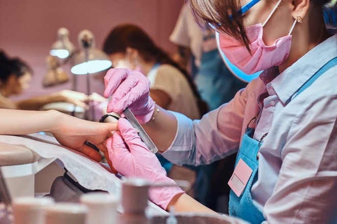 nguoi phu nu mang nghe nail toi duc tintucvietduc