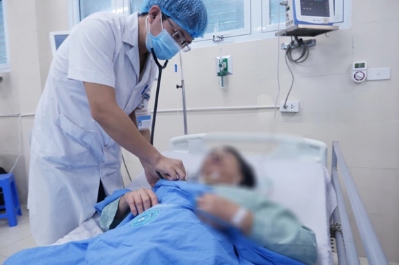 1 Nguoi Phu Nu Hon Me Do Say Nang Khi Di Cho