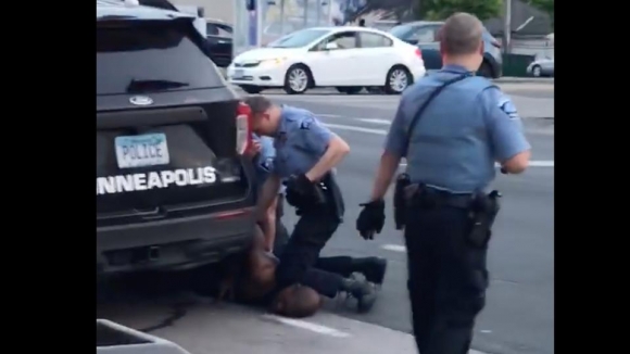 2 Canh Sat Giet George Floyd Linh 225 Nam Tu