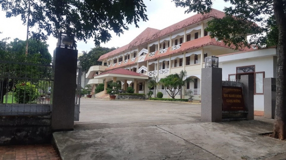 1 Hieu Truong Va Ke Toan Lap Khong 20 Phieu Chi Hot Cu Chot Gan 2 Ti Dong