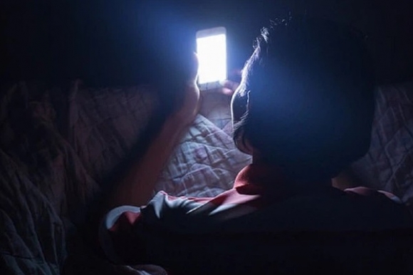 1 Thoi Diem Nguy Hiem Nhat Trong Ngay Ban Khong Nen Dung Dien Thoai Vi Co The Lam Hong Vong Mac Gay Tram Cam Va Ung Thu