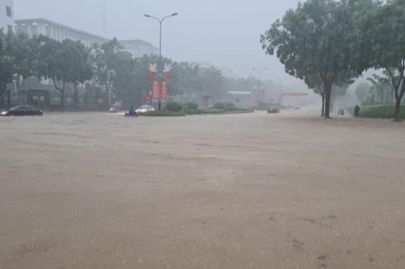 4 Hang Loat O To Chim Nghim Trong Bien Nuoc O Thanh Pho Lao Cai