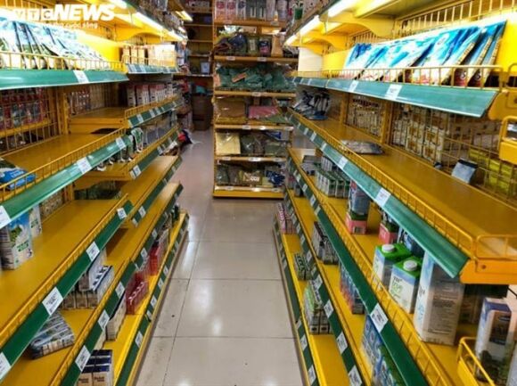 13 Anh Nguoi Dan Un Un Toi Sieu Thi Vet Sach Cac Ke Hang Thuc Pham O Tphcm