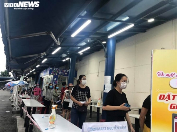 14 Anh Nguoi Dan Un Un Toi Sieu Thi Vet Sach Cac Ke Hang Thuc Pham O Tphcm