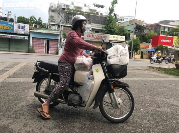 15 Anh Nguoi Dan Un Un Toi Sieu Thi Vet Sach Cac Ke Hang Thuc Pham O Tphcm