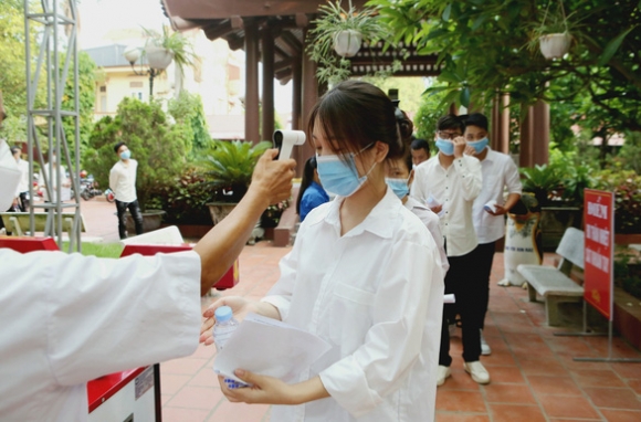 1 Mot Thi Sinh Nghi Mac Covid 19 Chu Tich Huyen Va Giam Doc Trung Tam Y Te Bi Ngung Chuc