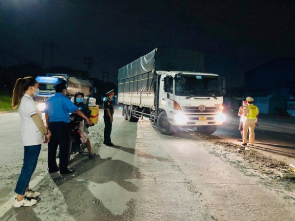 1 Van Chuyen Hang Hoa Cham Tre Vi Tai Xe Phai Lien Tuc Di Xet Nghiem Covid 19