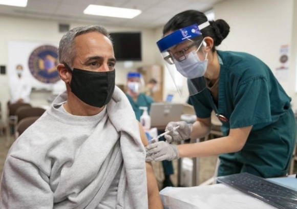 2 Hieu Qua Thuc Te Cua Vaccine Covid 19 Truoc Su Bung Phat Cua Bien The Moi