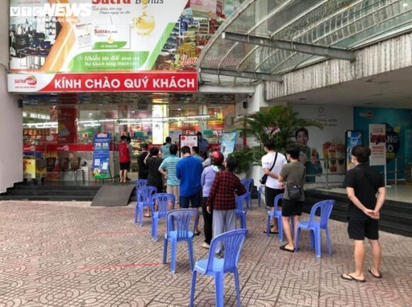 3 Anh Nguoi Dan Un Un Toi Sieu Thi Vet Sach Cac Ke Hang Thuc Pham O Tphcm