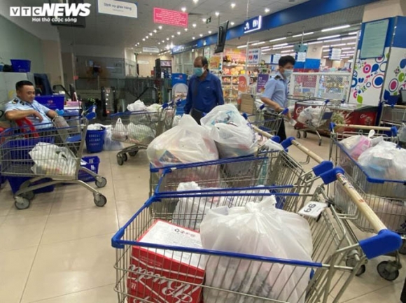 6 Anh Nguoi Dan Un Un Toi Sieu Thi Vet Sach Cac Ke Hang Thuc Pham O Tphcm