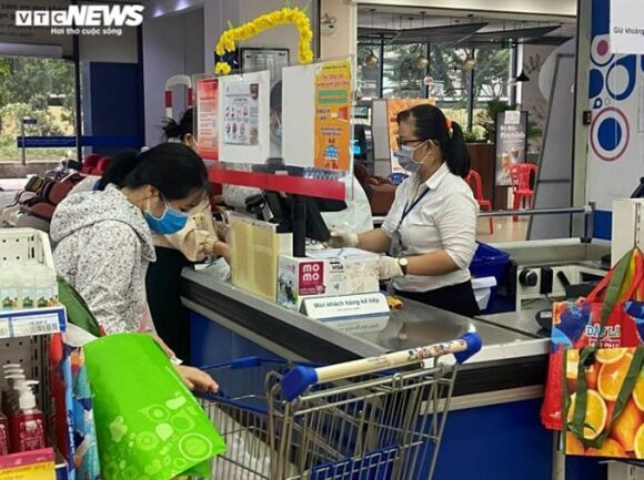 7 Anh Nguoi Dan Un Un Toi Sieu Thi Vet Sach Cac Ke Hang Thuc Pham O Tphcm