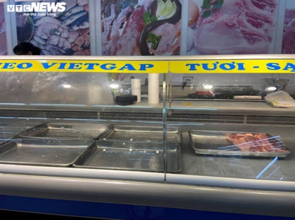 9 Anh Nguoi Dan Un Un Toi Sieu Thi Vet Sach Cac Ke Hang Thuc Pham O Tphcm