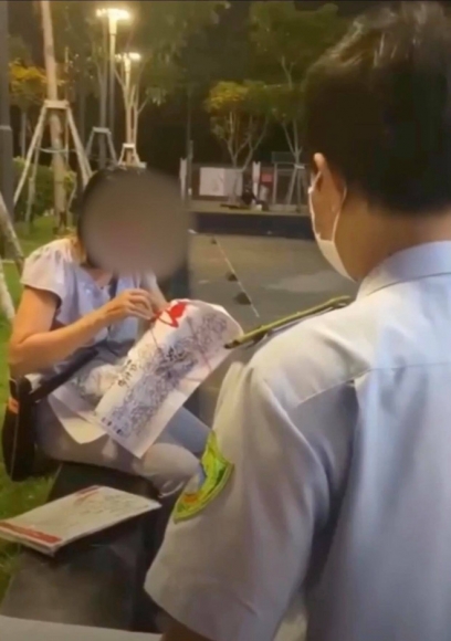 1 Ngoi Theu Trong Cong Vien Ma Khong Deo Khau Trang Nguoi Phu Nu Cai Cun Nha Toi O Trai Dat Toi Thich Hit Khi Troi