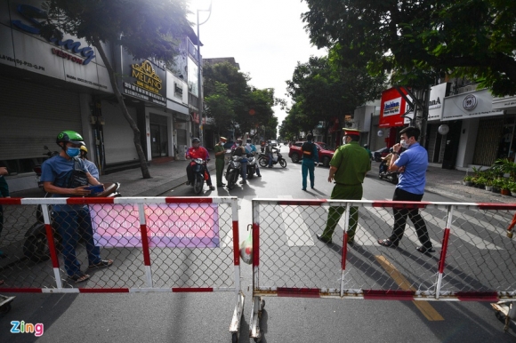 1 Nhieu Nguoi Quay Dau Xe Khi Thay Chot Kiem Soat Dich Tai Quan 3