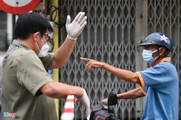 2 Nhieu Nguoi Quay Dau Xe Khi Thay Chot Kiem Soat Dich Tai Quan 3