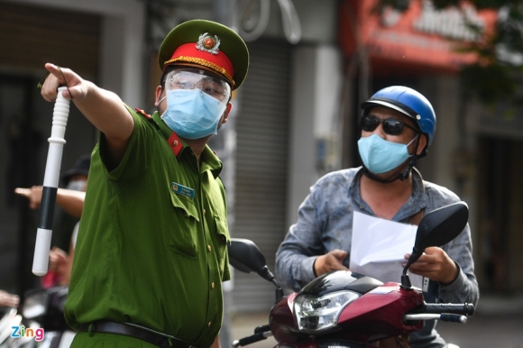 6 Nhieu Nguoi Quay Dau Xe Khi Thay Chot Kiem Soat Dich Tai Quan 3